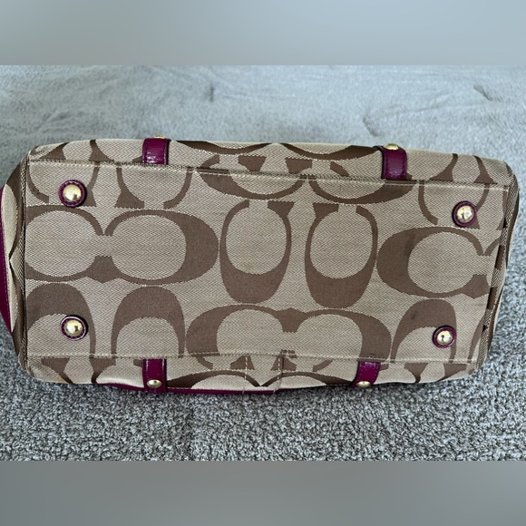 Coach Signature Patent and Canvas Purple and Tan Satchel Shoulder Purse. - Picture 4 of 9